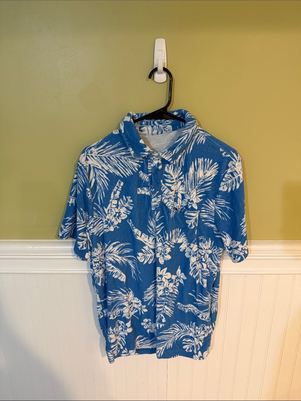 Vineyard Vines Men's Size M Blue and White Tropical Print Polo